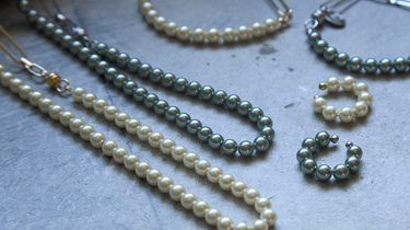 オケージョンにも普段にも使える大人女性がつけたいアクセサリー5選