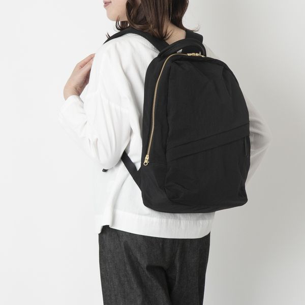 [NIZYU KANO] ライトナイロンリュックM　ブラック NIZYU KANO/別注 ライトナイロンリュック M -【当店限定】ゴールドが