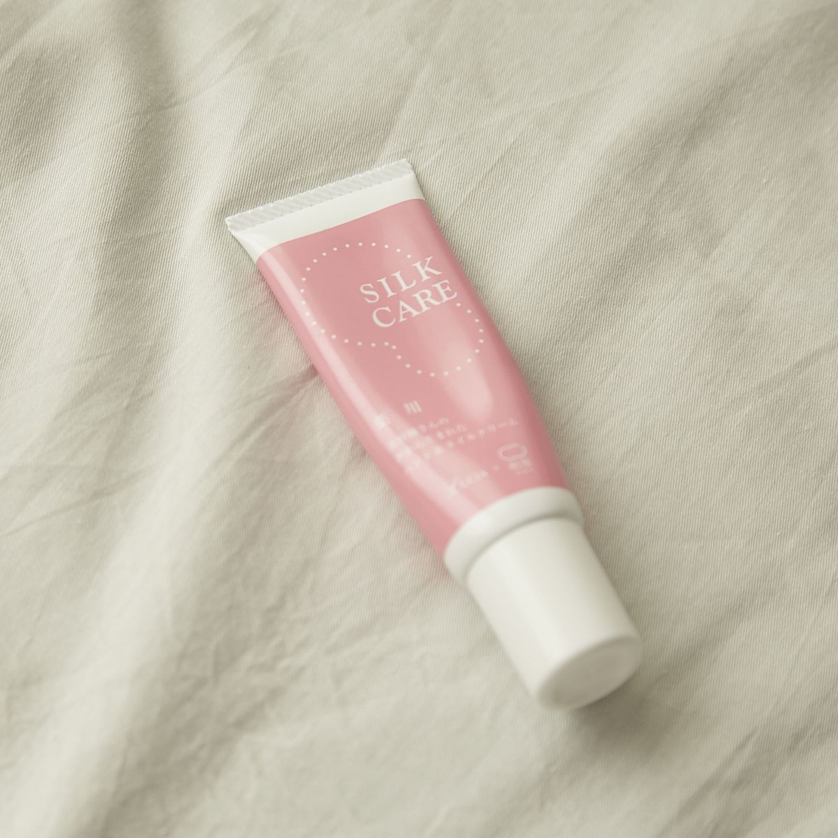 絹屋/美容師さんの声から生まれた薬用保湿ハンド＆ネイルクリーム