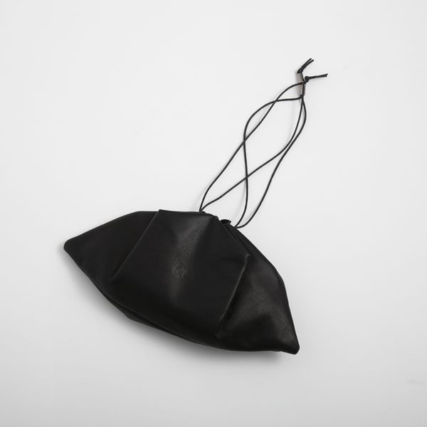 ReliefObject /A-pouch -美しいドレープが目を惹く良質素材の端正な