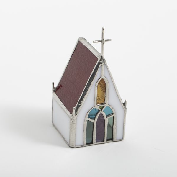 micat glass/ステンドグラスのミニチャペル 三角屋根 -光による変化を