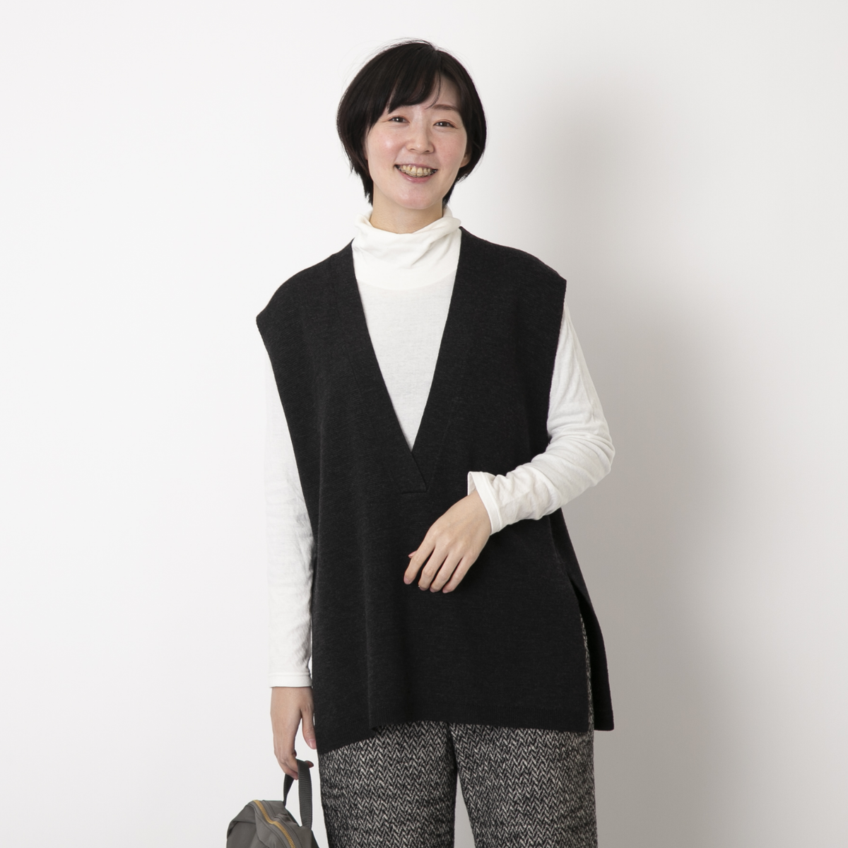 DRESS HERSELF/シルクウールVベスト -春まで活躍!モードな印象の DRESS HERSELF/シルクウールVベスト -春まで活躍!モードな印象の