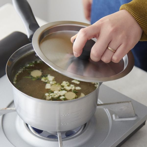 Three Snow 新越ワークス/そそぎ上手片手鍋14cm（目盛付） -蓋付き