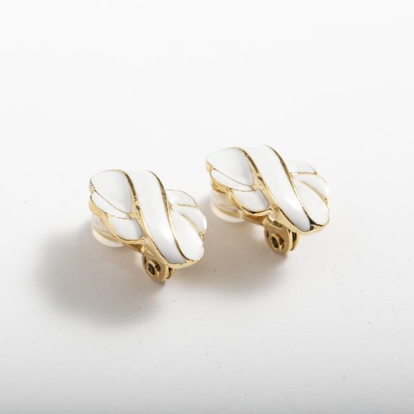 Ouca/ホワイトエナメル リボンモチーフイヤリング -ホワイトエナメルの