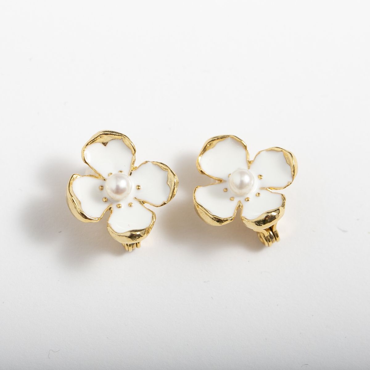 Ouca/ホワイトエナメル グレースイヤリング