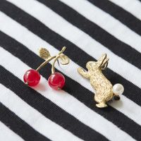 sasakihitomi/ピンブローチ2個セット　うさぎとさくらんぼ