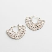 ichinose naomi/ヴィンテージレースモチーフのピアス scale