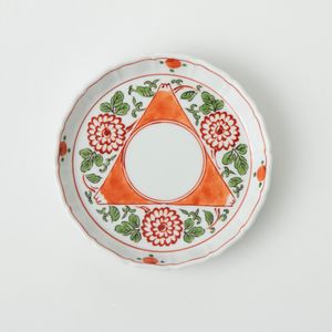 与山窯 桔梗渕4.5寸皿 色絵三方富士菊花文 -ハレの日の席を彩り豊かに 与山窯 桔梗渕4.5寸皿 色絵三方富士菊花文 -ハレの日の席を彩り豊かに
