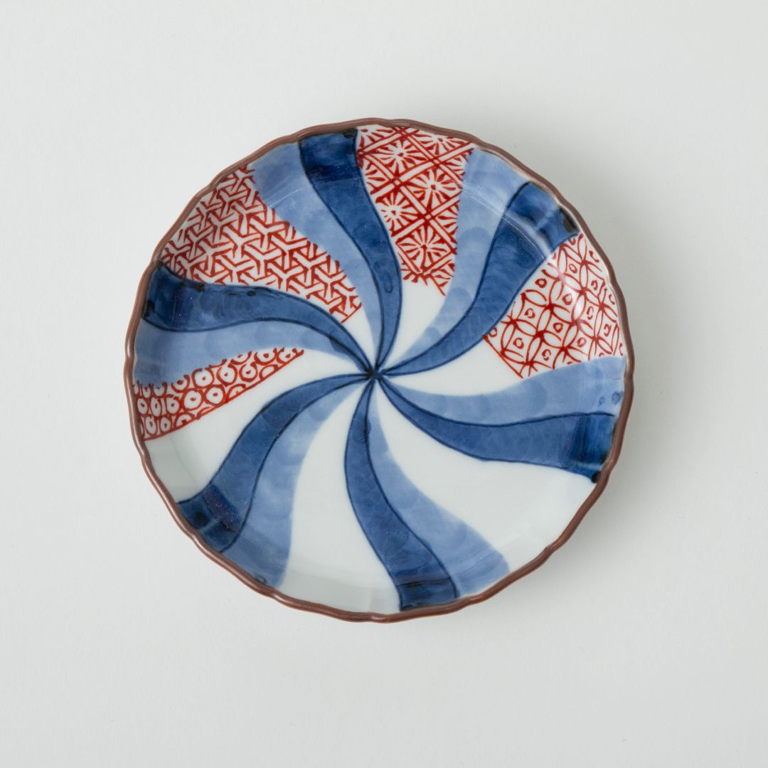 与山窯 桔梗渕4.5寸皿 染錦祥端富士山図 -ハレの日の席を彩り豊かに 与山窯 桔梗渕4.5寸皿 染錦祥端富士山図 -ハレの日の席を彩り豊かに