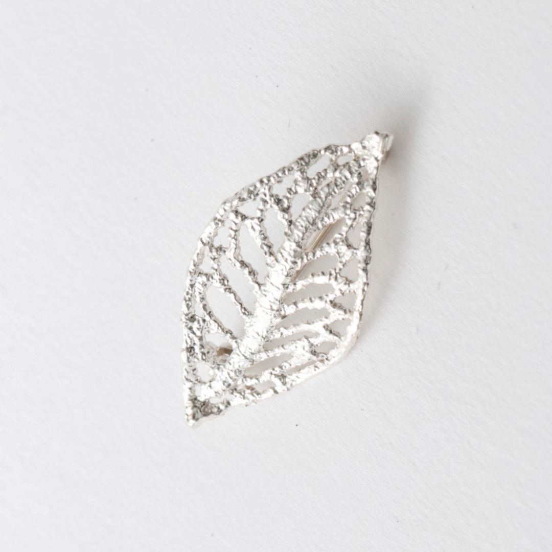 ichinose naomi/ブローチ leaf -どんなコーデにも似合う、繊細で可憐な ichinose naomi/ブローチ leaf -どんなコーデにも似合う、繊細で可憐な