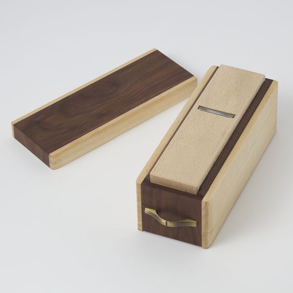 台屋/かつばこブラシ -削り器の中に収納できる、お掃除用ブラシ