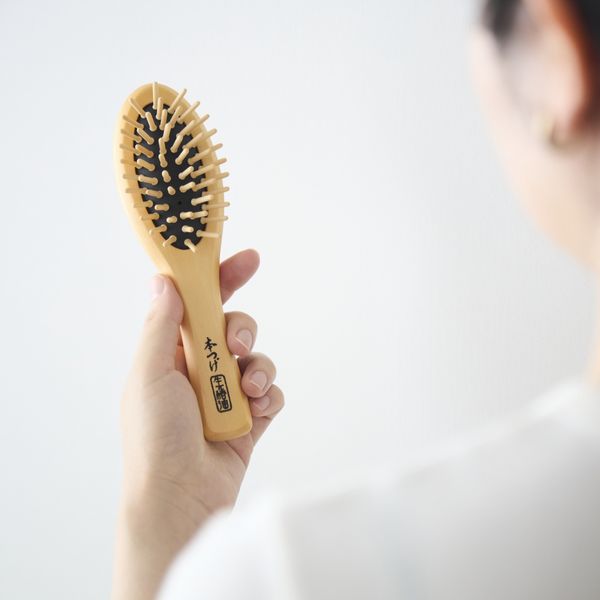 生の椿油ブラシ 小 -潤いを与え保湿しながらヘアケアができる、椿油を