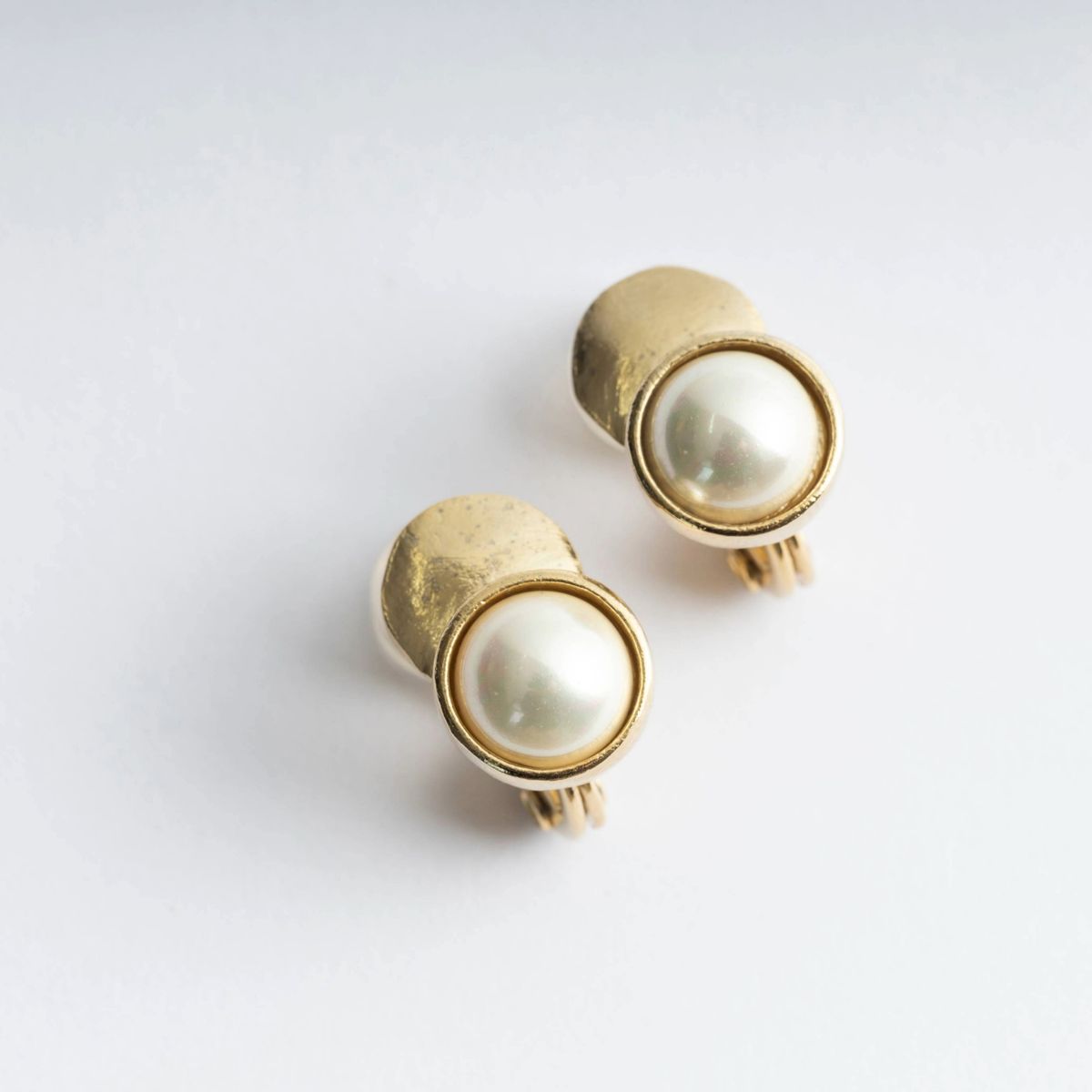Ouca/カボッション貝パール×GDプレートイヤリング