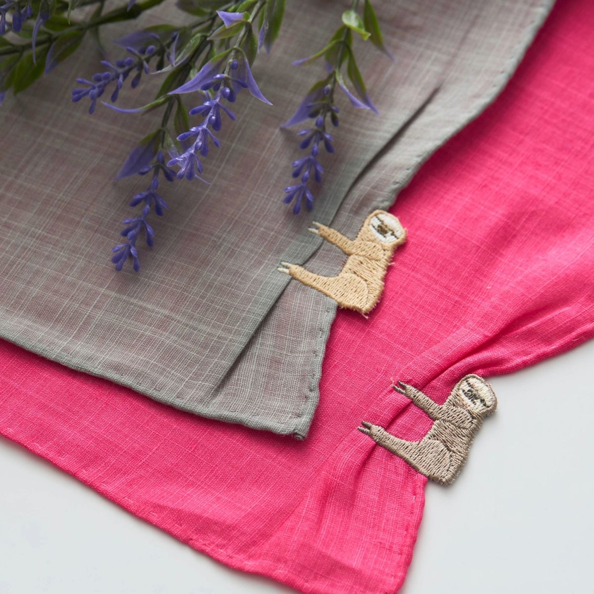 CLASSICS THE SMALL LUXURY/HIKKOMI ハンカチ なまけもの