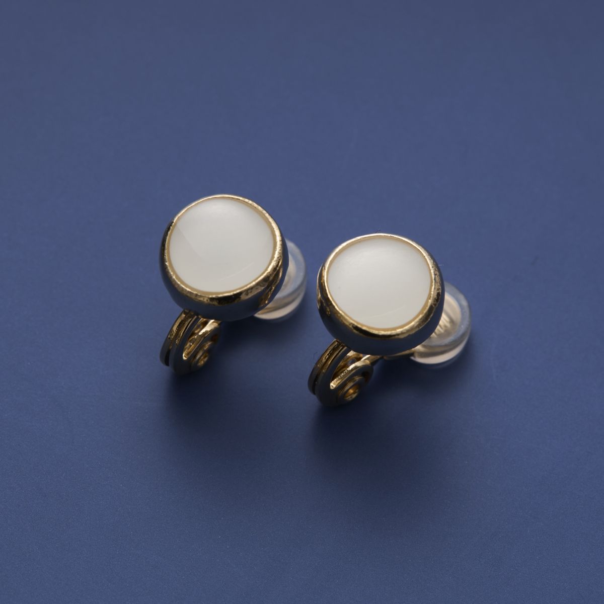 Ouca/ホワイトエナメル丸型イヤリング