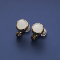 Ouca/ホワイトエナメル丸型イヤリング