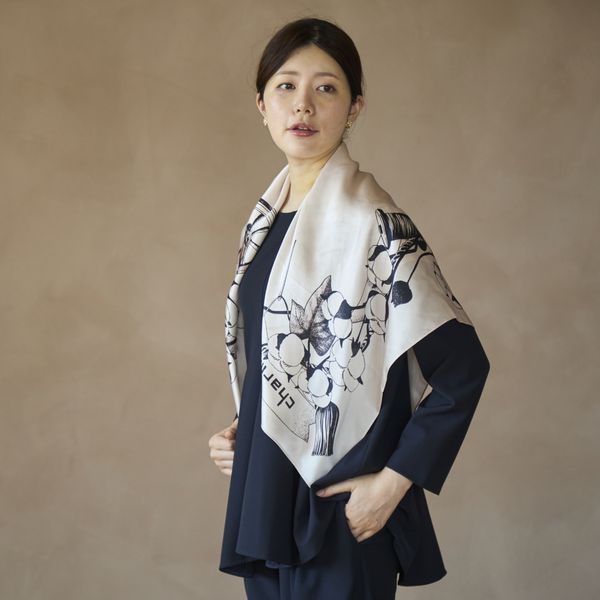 charm/シルクスカーフ -大判でストール感覚で使えるから、簡単に巻く