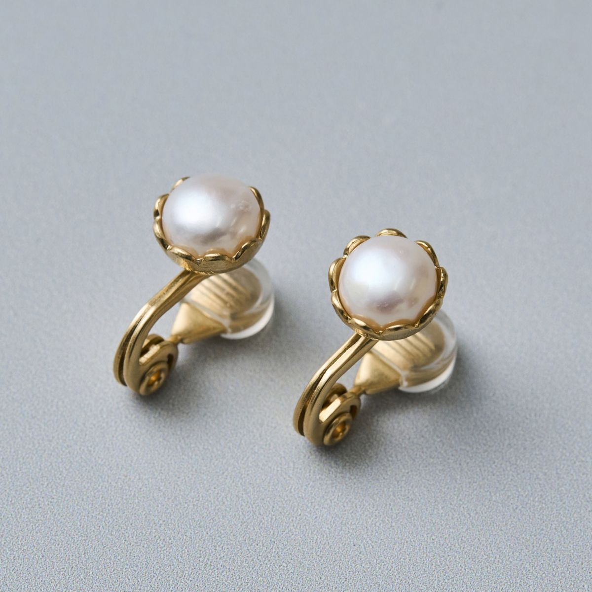 Ouca/スカラップフレーム淡水パール8mmイヤリング