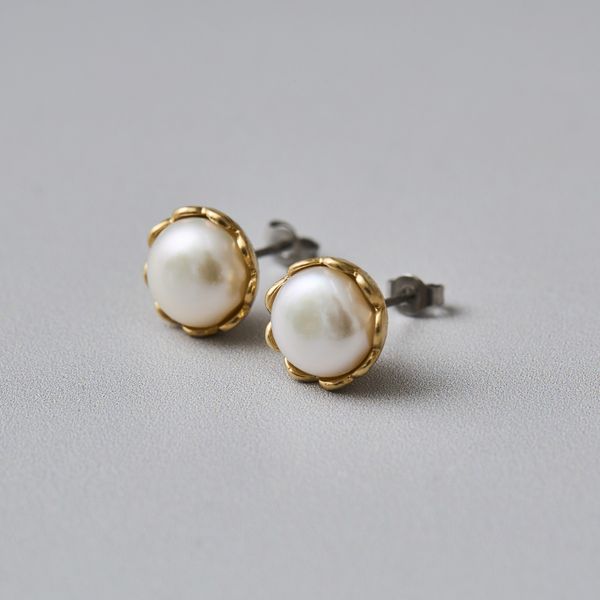 Ouca/スカラップフレーム淡水パール8mm直付けピアス