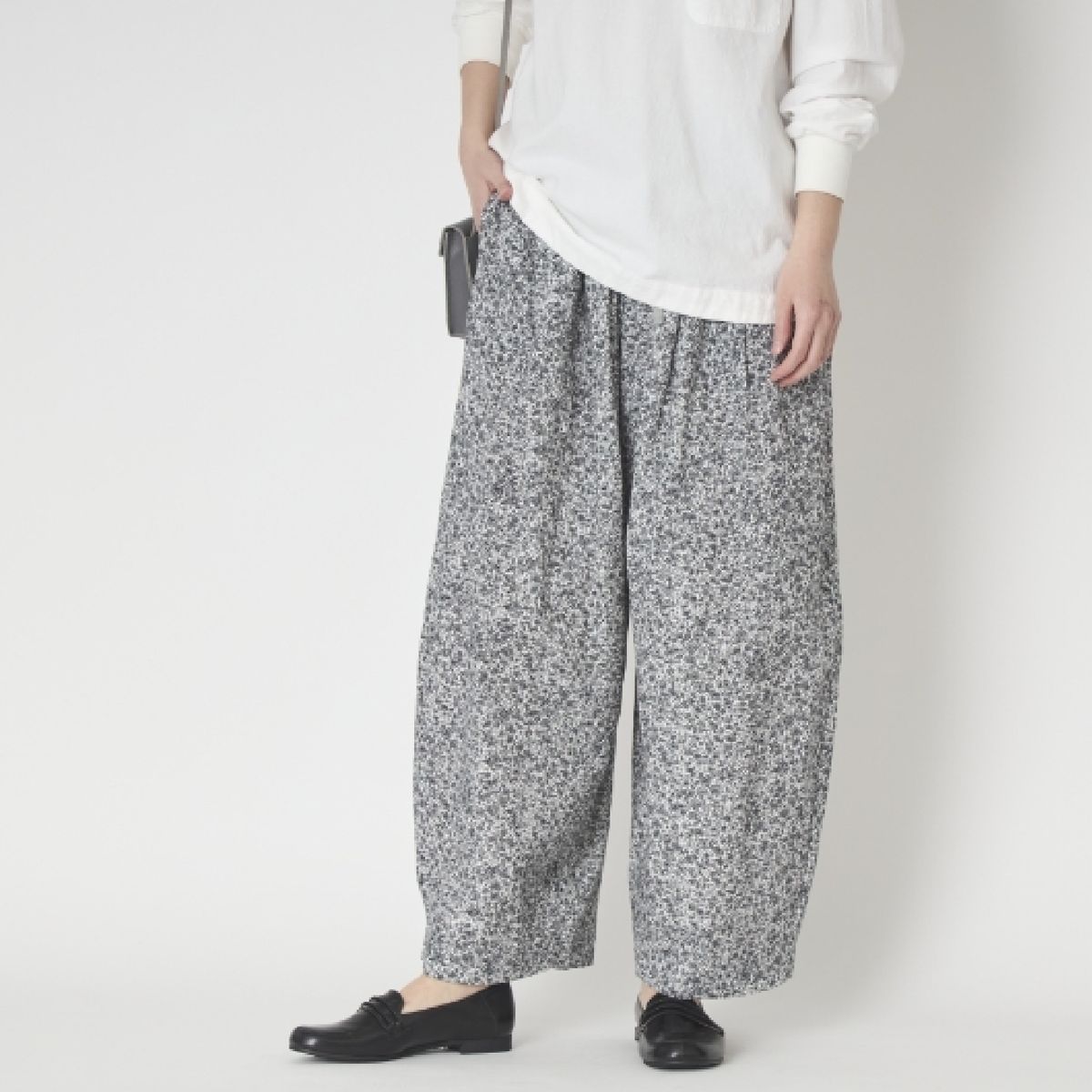 TUTIE./コットンリネンフラワープリントパンツ