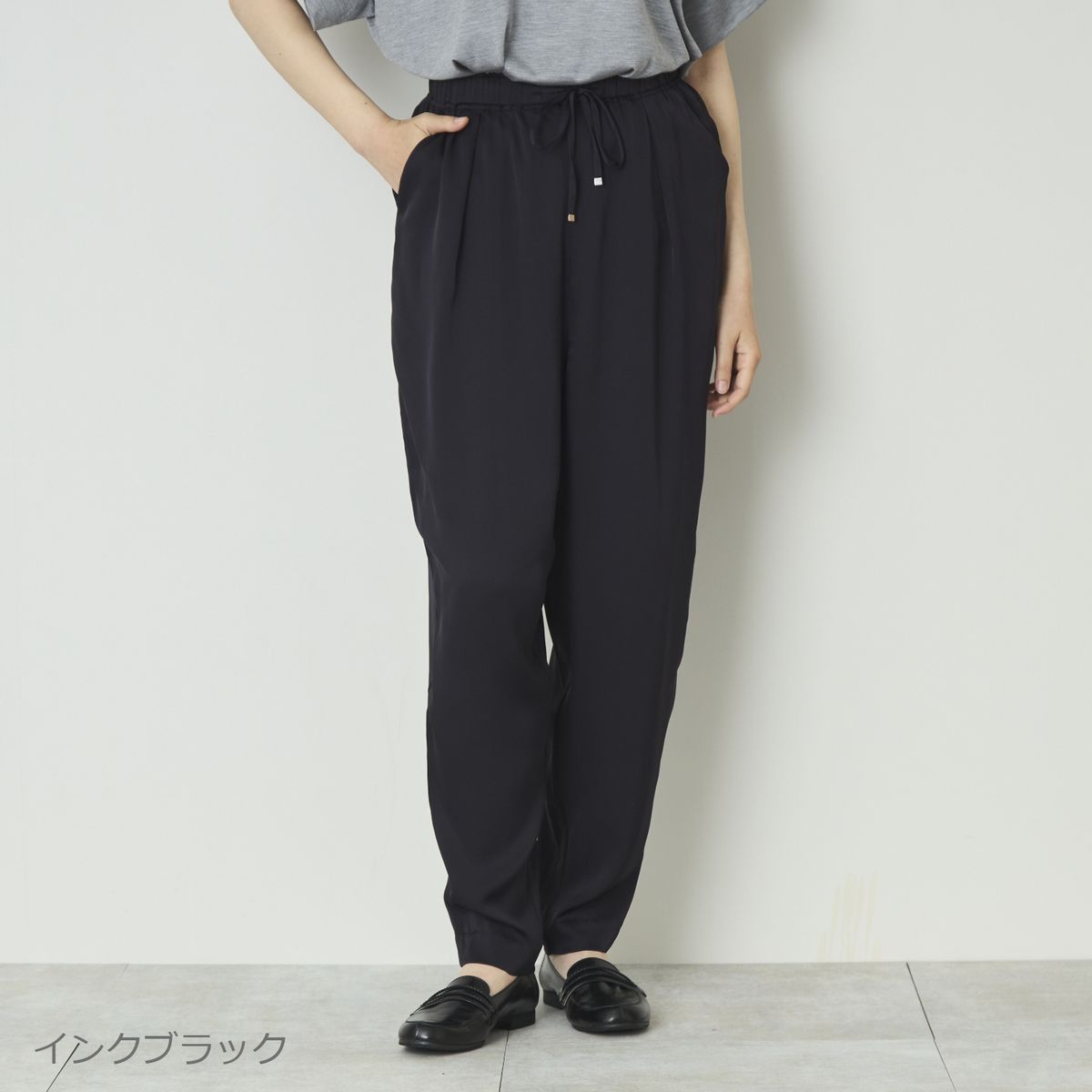 DRESS HERSELF/シルクサテンテーパードパンツ