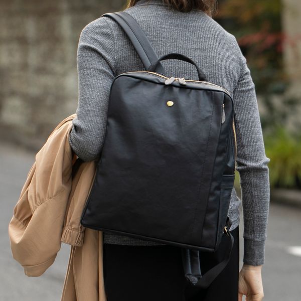 ノートPCが軽く感じる薄型軽量リュック