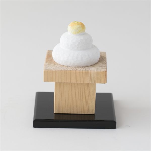 岡モータース　焼き餅　オブジェ 鈴木彫刻所/鏡餅 M -ふんわりすべすべ、一木造りの鏡餅 - スタイルストア