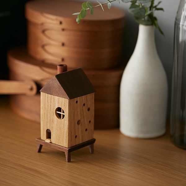 utatane/えんとつハウス -物語に登場しそうな、温もりがある木製