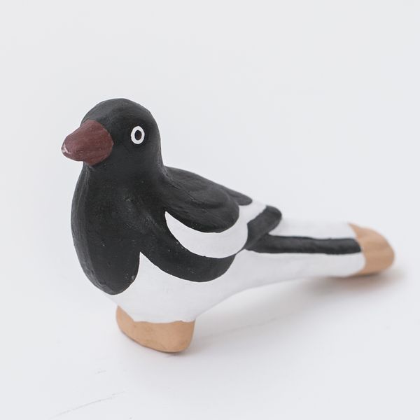 尾崎人形 カチガラス 大 -歴史も表情も奥深い、鳥の郷土玩具