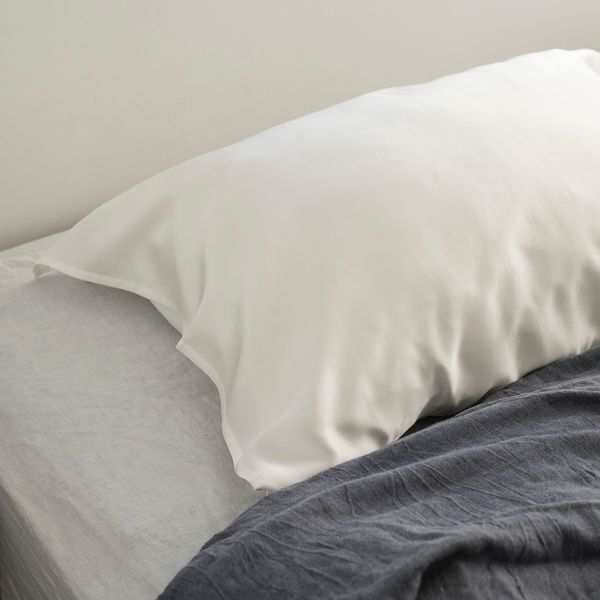 DRESS HERSELF/シルクピローカバー -快眠に近づく「顔まわりにシルク