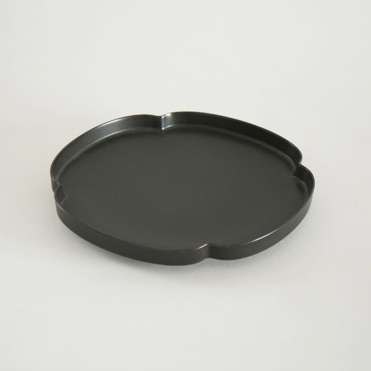 Tsudoi/鉄くろ釉 木瓜浅鉢