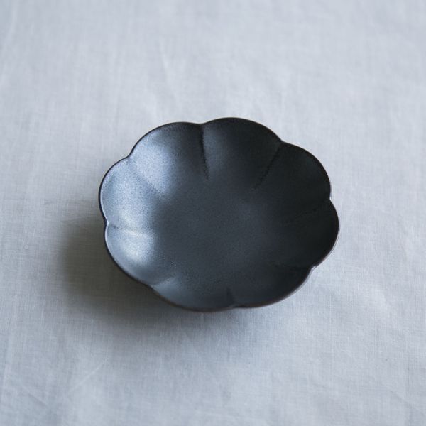 KIHARA/菊割小皿 黒鉄砂 -かたちの違いを楽しみたい、シックな豆皿