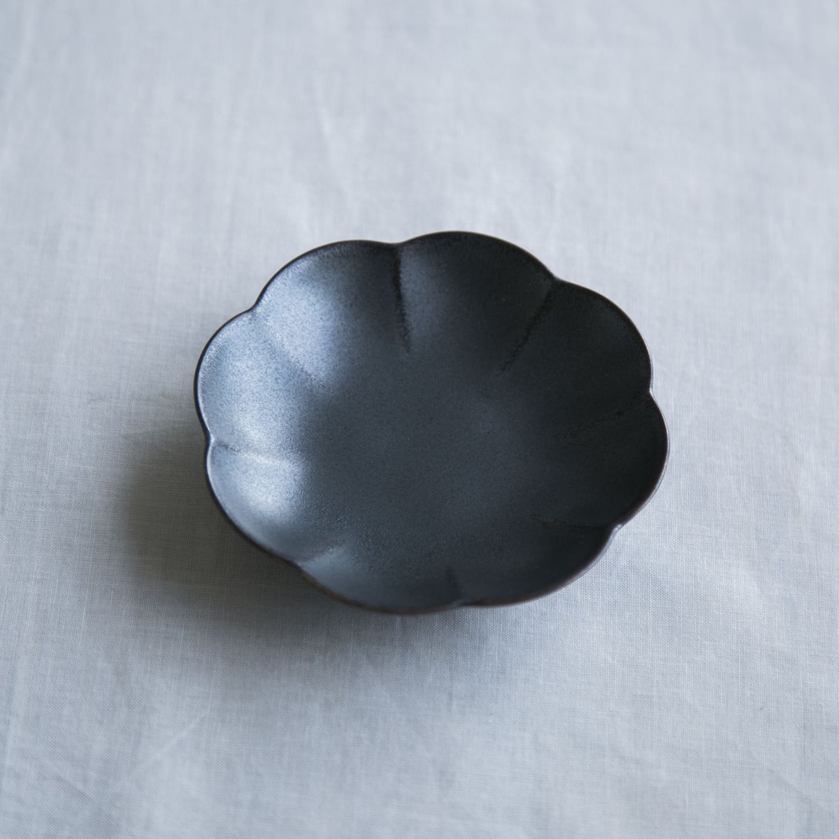 KIHARA/菊割小皿 黒鉄砂