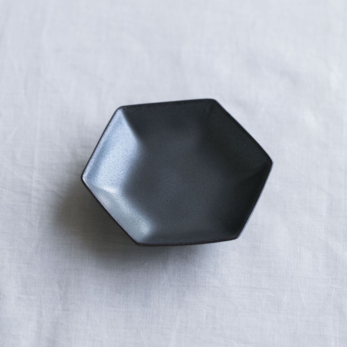 KIHARA/六角小皿 黒鉄砂
