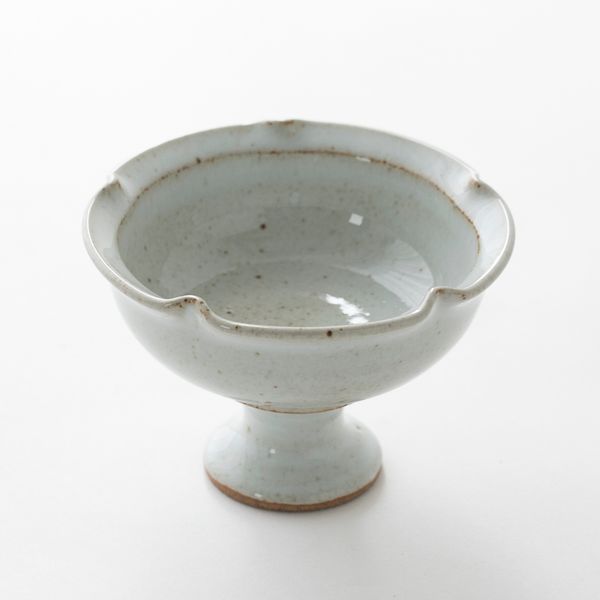 七右エ門窯/高台の器 乳白 -【当店限定】脚つきの小鉢で、食卓に楽しい
