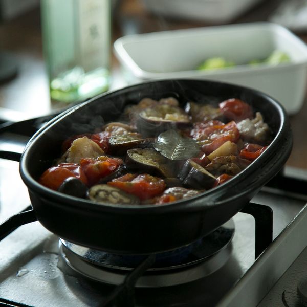 弥生陶園/蓋付き陶器グリラー -「蒸す、煮る、焼く」の後は、そのまま