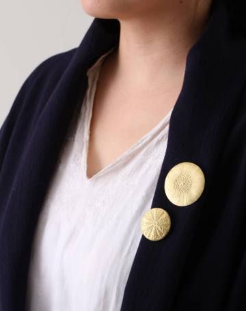 大桃沙織/ブローチ ハナ 45mm -丁寧で緻密な手仕事が光る真鍮ブローチ