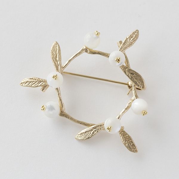 sasakihitomi/ヤドリギリースのブローチ -立体感のあるヤドリギが胸元