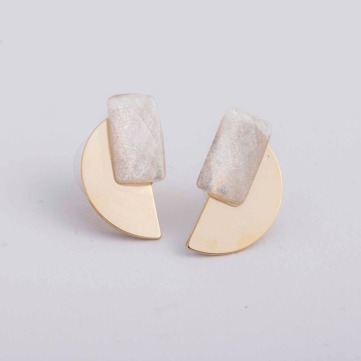 STELLA CIFFON/真鍮プレート半月アクリルピアス