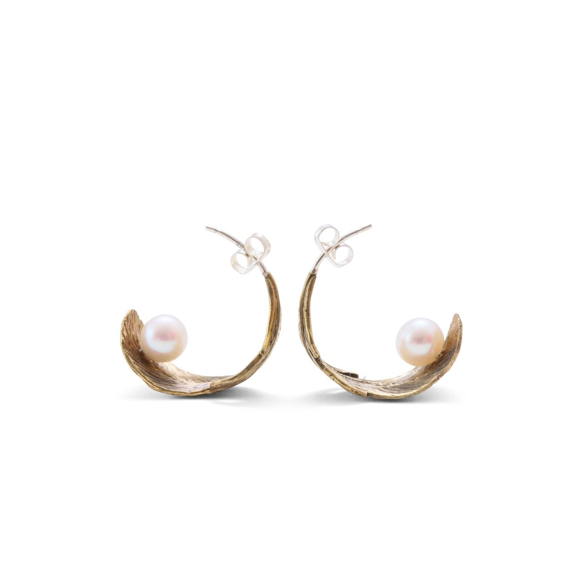 sasakihitomi/とりの羽根ピアス 真鍮×ホワイトパール