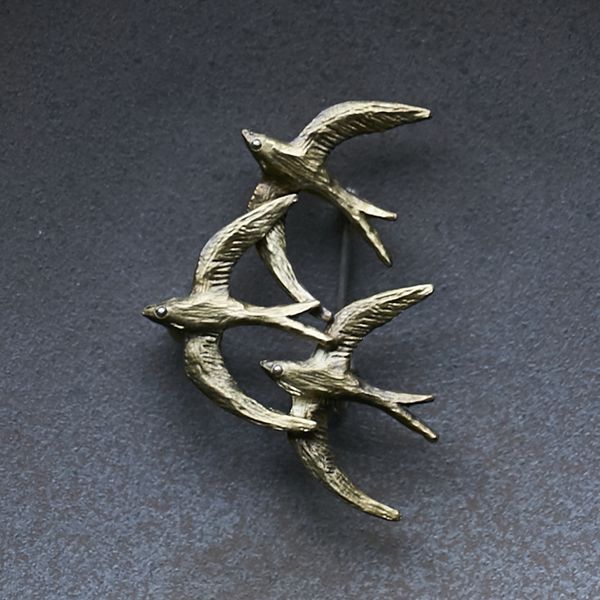 sasakihitomi/つばめのブローチ アンティークゴールド -幸運を運ぶ