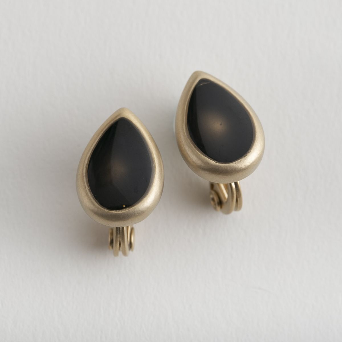 Ouca/エナメルイヤリング ツユ型 ブラック