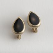 Ouca/エナメルイヤリング ツユ型 ブラック