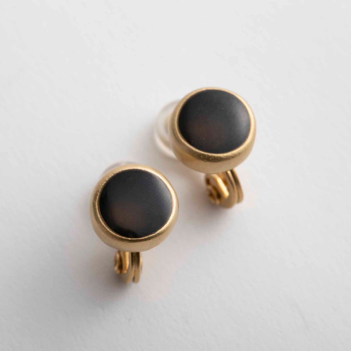 Ouca/エナメルイヤリング 丸型 ブラック