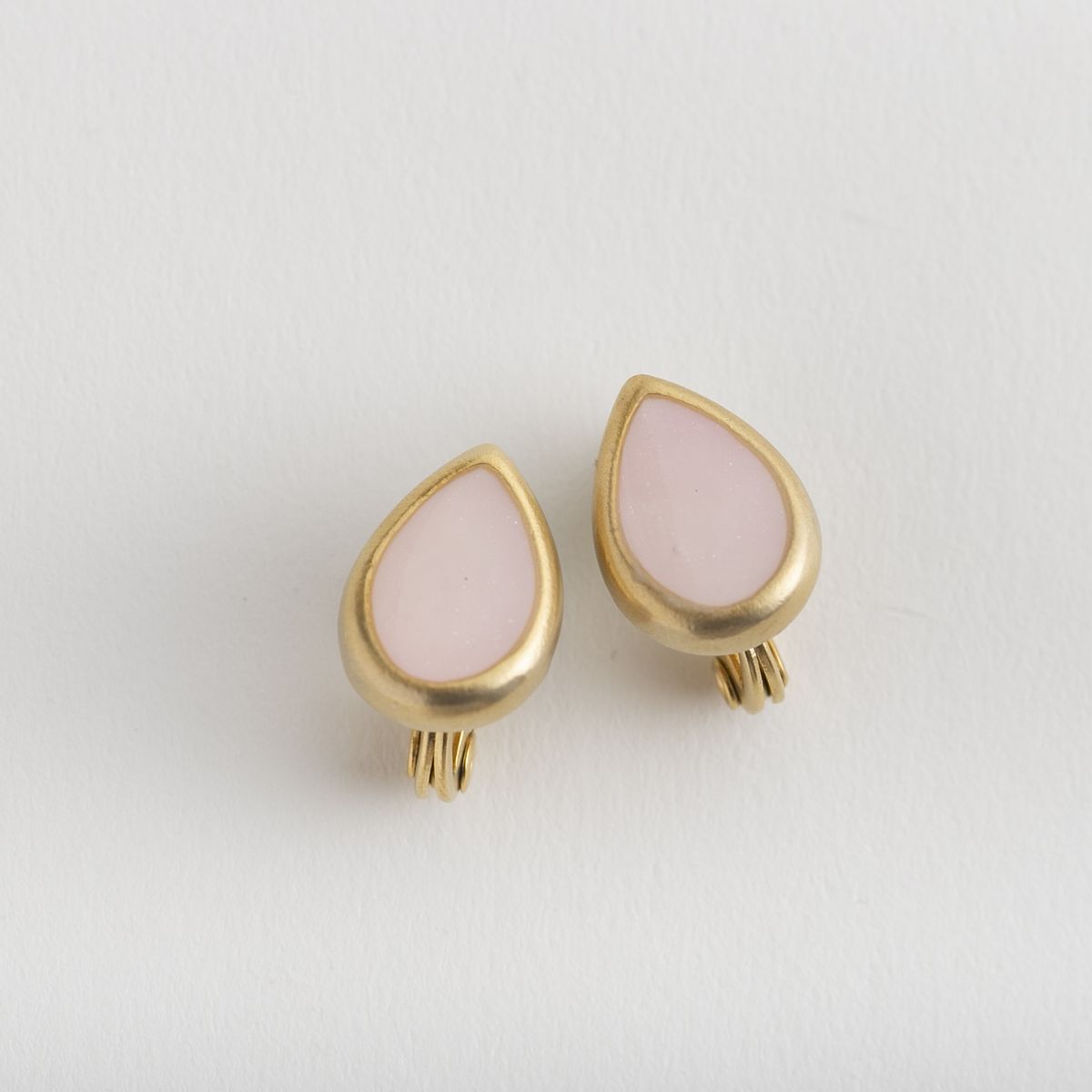 Ouca/エナメルイヤリング ツユ型 ピンクベージュ