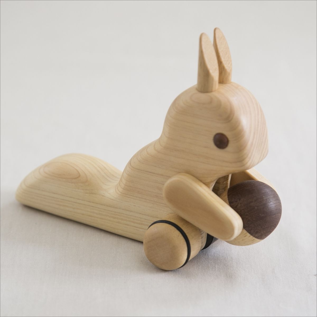 木の動く玩具 リス