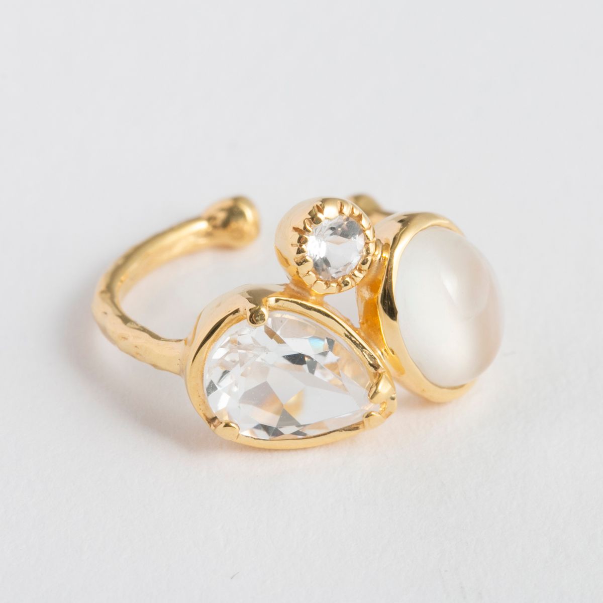 La mascotte/3石イヤーカフ ホワイトトパーズ