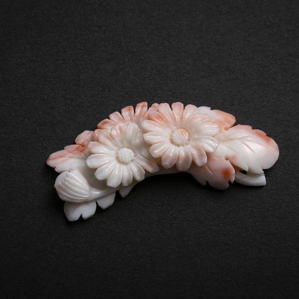 高知の珊瑚ブローチ小 小菊D -【当店限定】すべて1点もの、高知から