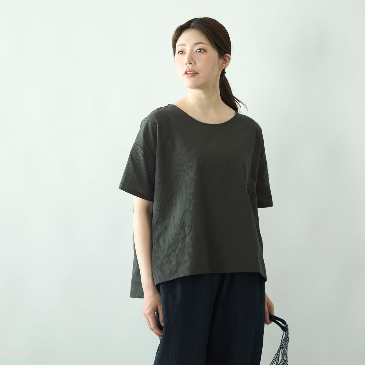 チャコールグレー