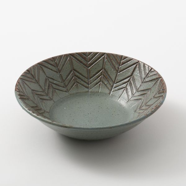 タナカマナブ/六寸鉢 矢羽根 -刻まれた矢羽根柄が料理を引き立てる